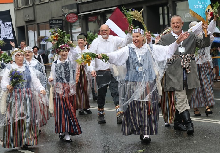 Atpazīsti savējos dziesmu un deju svētku dalībnieku gājienu Rīgā - «Novadu dižošanās» 338980