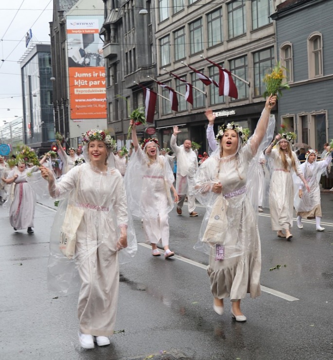 Atpazīsti savējos dziesmu un deju svētku dalībnieku gājienu Rīgā - «Novadu dižošanās» 338987