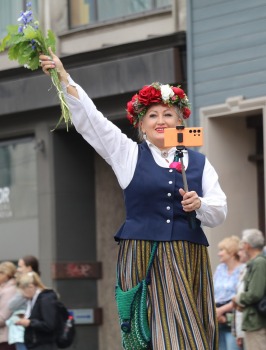 Atpazīsti savējos dziesmu un deju svētku dalībnieku gājienu Rīgā - «Novadu dižošanās» 100