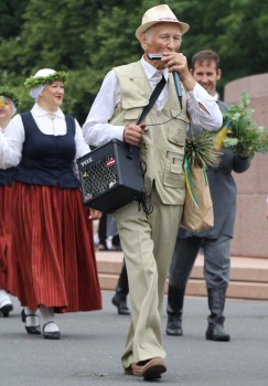 Atpazīsti savējos dziesmu un deju svētku dalībnieku gājienu Rīgā - «Novadu dižošanās» 16