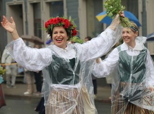 Atpazīsti savējos dziesmu un deju svētku dalībnieku gājienu Rīgā - «Novadu dižošanās» 26