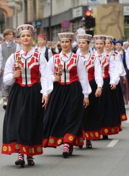 Atpazīsti savējos dziesmu un deju svētku dalībnieku gājienu Rīgā - «Novadu dižošanās» 51