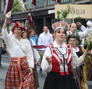 Atpazīsti savējos dziesmu un deju svētku dalībnieku gājienu Rīgā - «Novadu dižošanās» 57
