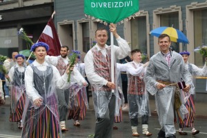 Atpazīsti savējos dziesmu un deju svētku dalībnieku gājienu Rīgā - «Novadu dižošanās» 65