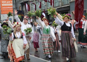 Atpazīsti savējos dziesmu un deju svētku dalībnieku gājienu Rīgā - «Novadu dižošanās» 66