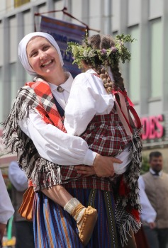 Atpazīsti savējos dziesmu un deju svētku dalībnieku gājienu Rīgā - «Novadu dižošanās» 68