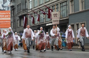 Atpazīsti savējos dziesmu un deju svētku dalībnieku gājienu Rīgā - «Novadu dižošanās» 72