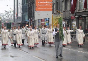 Atpazīsti savējos dziesmu un deju svētku dalībnieku gājienu Rīgā - «Novadu dižošanās» 74
