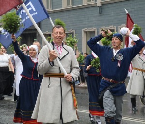 Atpazīsti savējos dziesmu un deju svētku dalībnieku gājienu Rīgā - «Novadu dižošanās» 80