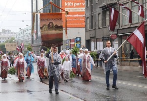 Atpazīsti savējos dziesmu un deju svētku dalībnieku gājienu Rīgā - «Novadu dižošanās» 83