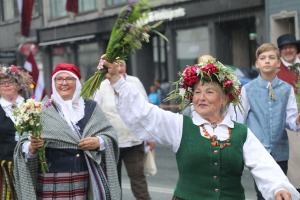 Atpazīsti savējos dziesmu un deju svētku dalībnieku gājienu Rīgā - «Novadu dižošanās» 95