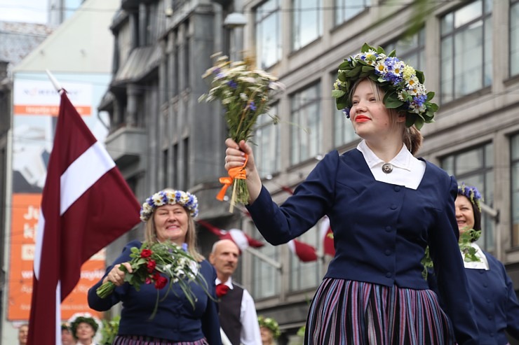 Foto mirkļi no dziesmu un deju svētku dalībnieku gājiena Rīgā - «Novadu dižošanās» 339077