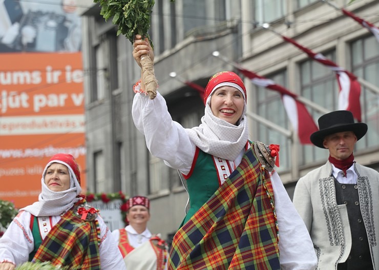 Foto mirkļi no dziesmu un deju svētku dalībnieku gājiena Rīgā - «Novadu dižošanās» 339086