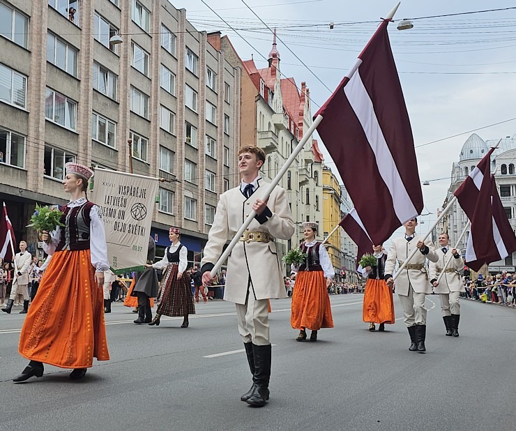 Foto mirkļi no dziesmu un deju svētku dalībnieku gājiena Rīgā - «Novadu dižošanās» 339088