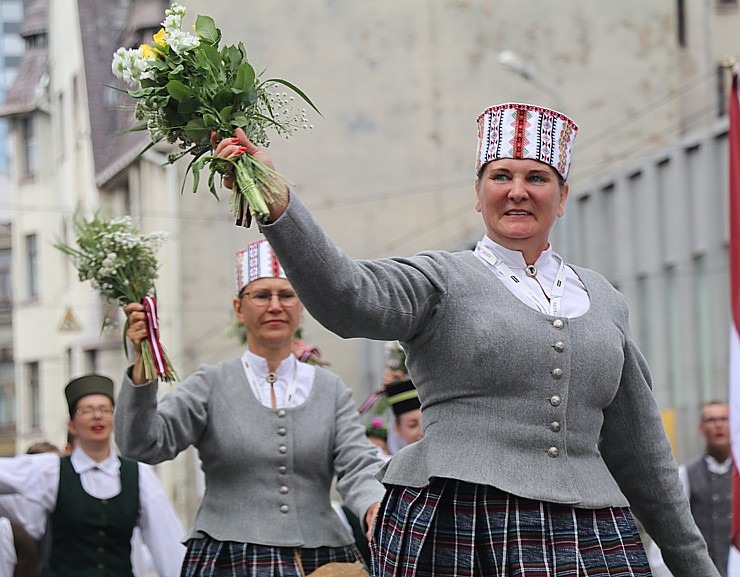 Foto mirkļi no dziesmu un deju svētku dalībnieku gājiena Rīgā - «Novadu dižošanās» 339091