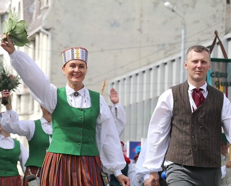 Foto mirkļi no dziesmu un deju svētku dalībnieku gājiena Rīgā - «Novadu dižošanās» 339092