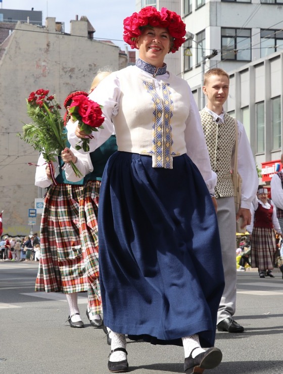 Foto mirkļi no dziesmu un deju svētku dalībnieku gājiena Rīgā - «Novadu dižošanās» 339093