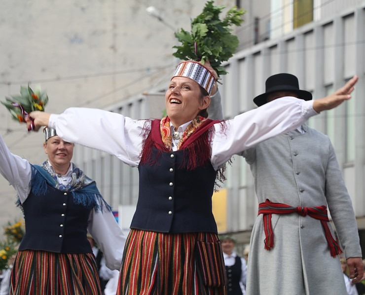 Foto mirkļi no dziesmu un deju svētku dalībnieku gājiena Rīgā - «Novadu dižošanās» 339094