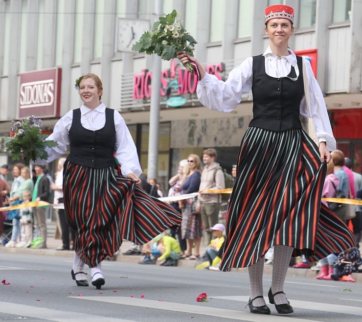 Foto mirkļi no dziesmu un deju svētku dalībnieku gājiena Rīgā - «Novadu dižošanās» 339095