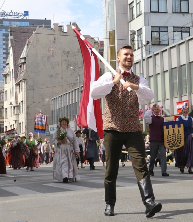 Foto mirkļi no dziesmu un deju svētku dalībnieku gājiena Rīgā - «Novadu dižošanās» 339098