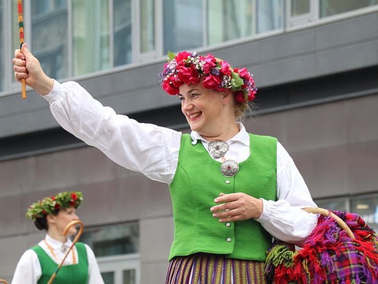 Foto mirkļi no dziesmu un deju svētku dalībnieku gājiena Rīgā - «Novadu dižošanās» 339102