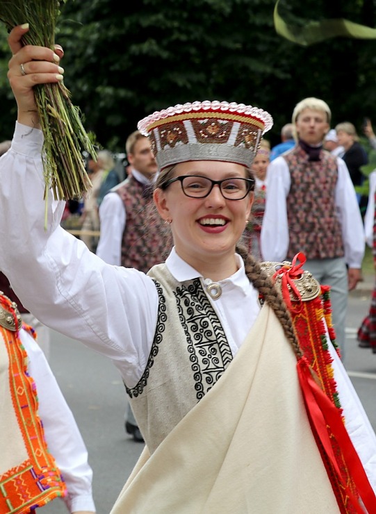 Foto mirkļi no dziesmu un deju svētku dalībnieku gājiena Rīgā - «Novadu dižošanās» 339104