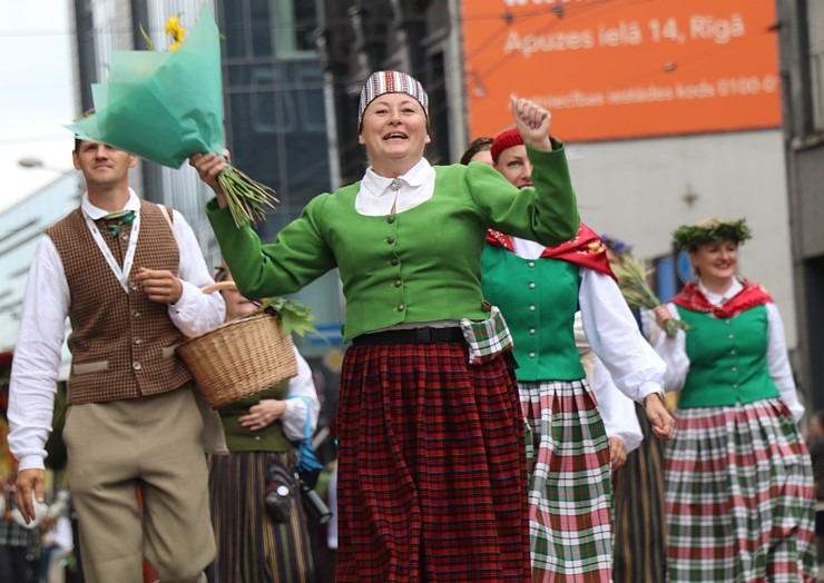 Foto mirkļi no dziesmu un deju svētku dalībnieku gājiena Rīgā - «Novadu dižošanās» 339107