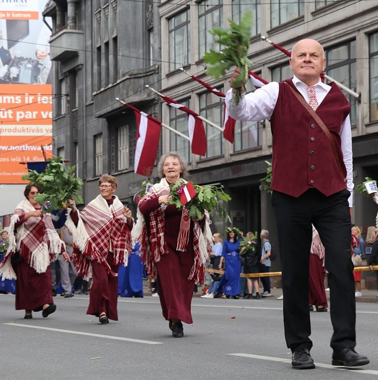 Foto mirkļi no dziesmu un deju svētku dalībnieku gājiena Rīgā - «Novadu dižošanās» 339109