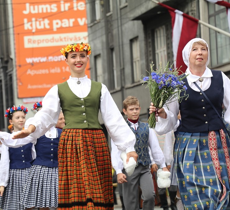 Foto mirkļi no dziesmu un deju svētku dalībnieku gājiena Rīgā - «Novadu dižošanās» 339111