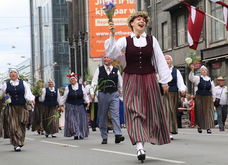Foto mirkļi no dziesmu un deju svētku dalībnieku gājiena Rīgā - «Novadu dižošanās» 339112