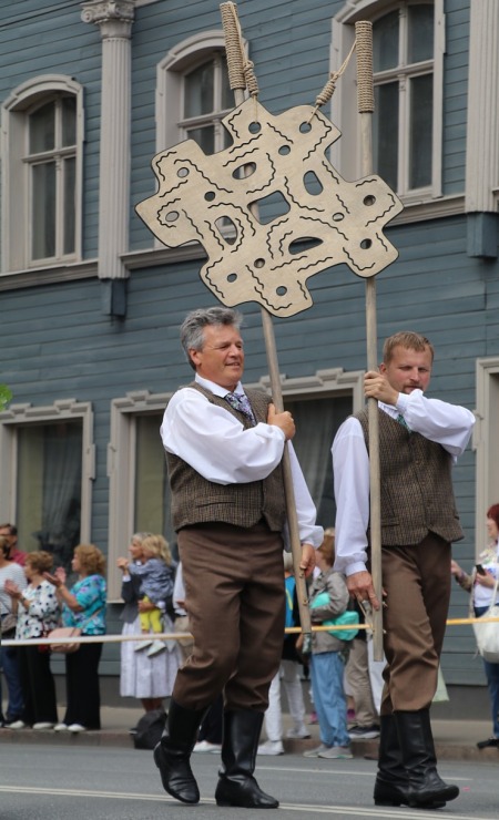 Foto mirkļi no dziesmu un deju svētku dalībnieku gājiena Rīgā - «Novadu dižošanās» 339114