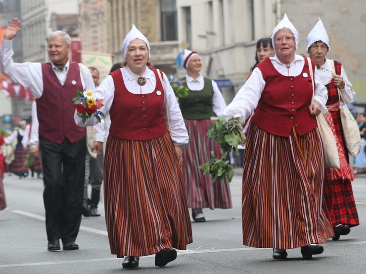 Foto mirkļi no dziesmu un deju svētku dalībnieku gājiena Rīgā - «Novadu dižošanās» 339080
