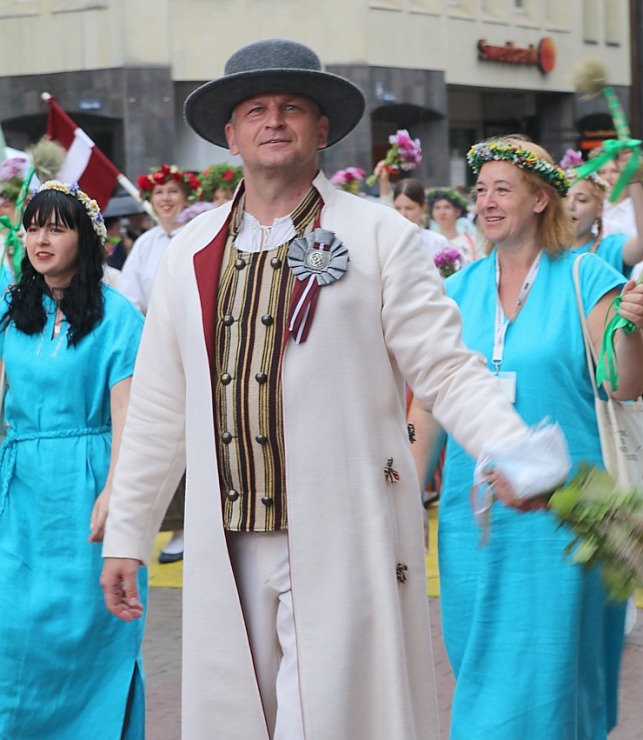 Foto mirkļi no dziesmu un deju svētku dalībnieku gājiena Rīgā - «Novadu dižošanās» 339119
