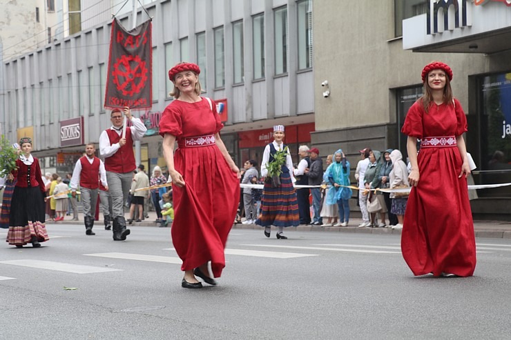 Foto mirkļi no dziesmu un deju svētku dalībnieku gājiena Rīgā - «Novadu dižošanās» 339081