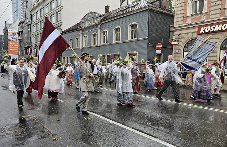 Foto mirkļi no dziesmu un deju svētku dalībnieku gājiena Rīgā - «Novadu dižošanās» 339127