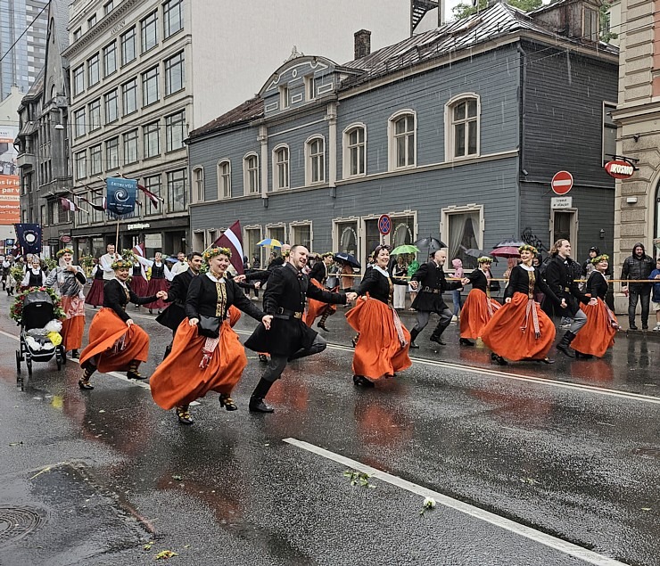 Foto mirkļi no dziesmu un deju svētku dalībnieku gājiena Rīgā - «Novadu dižošanās» 339128