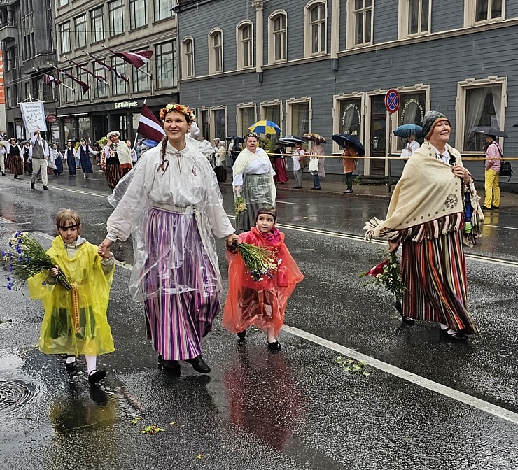 Foto mirkļi no dziesmu un deju svētku dalībnieku gājiena Rīgā - «Novadu dižošanās» 339129