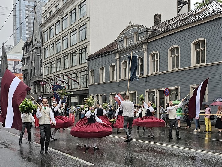 Foto mirkļi no dziesmu un deju svētku dalībnieku gājiena Rīgā - «Novadu dižošanās» 339130