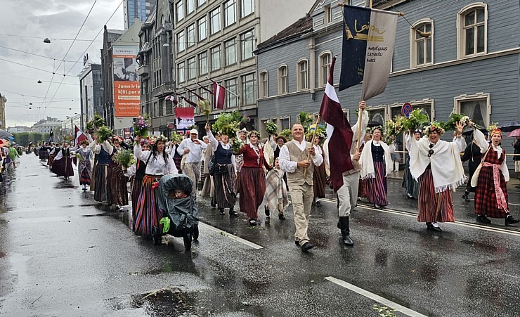 Foto mirkļi no dziesmu un deju svētku dalībnieku gājiena Rīgā - «Novadu dižošanās» 339133