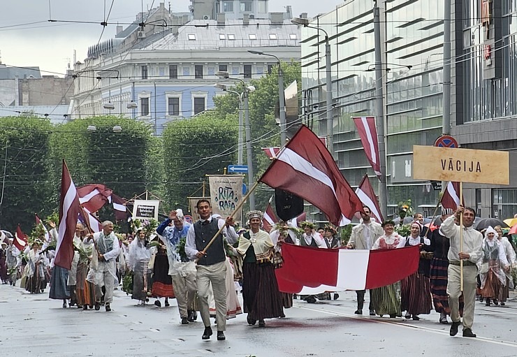 Foto mirkļi no dziesmu un deju svētku dalībnieku gājiena Rīgā - «Novadu dižošanās» 339135