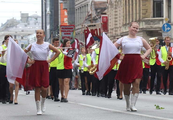 Foto mirkļi no dziesmu un deju svētku dalībnieku gājiena Rīgā - «Novadu dižošanās» 339082