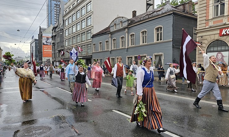 Foto mirkļi no dziesmu un deju svētku dalībnieku gājiena Rīgā - «Novadu dižošanās» 339136