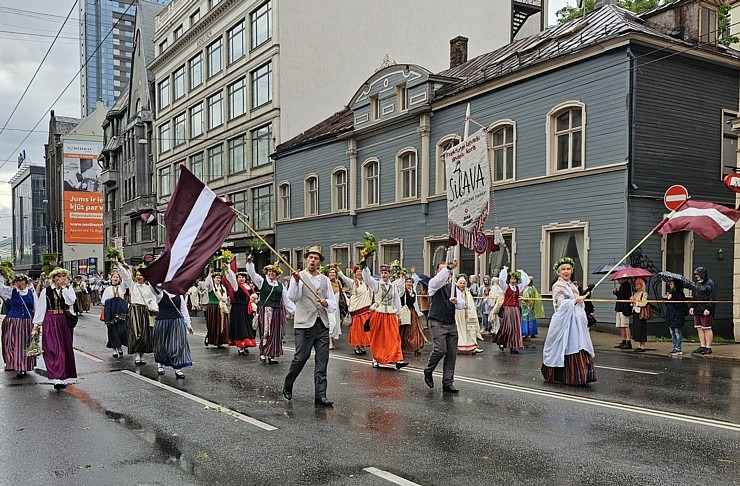 Foto mirkļi no dziesmu un deju svētku dalībnieku gājiena Rīgā - «Novadu dižošanās» 339137