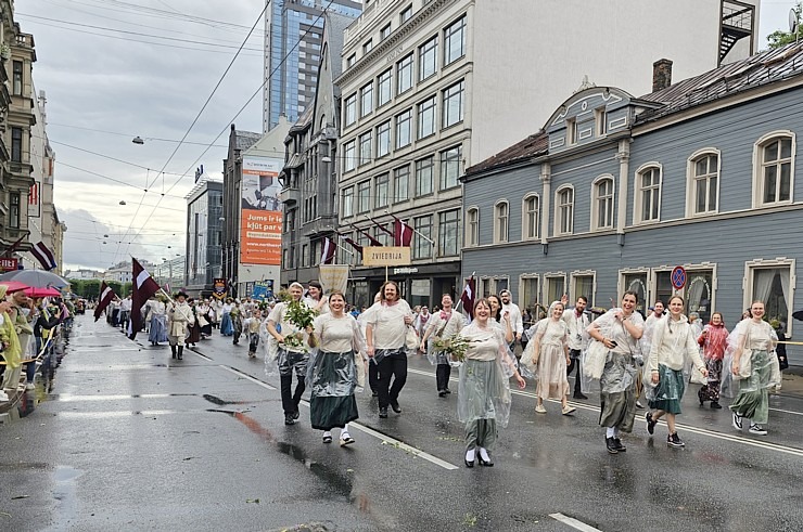 Foto mirkļi no dziesmu un deju svētku dalībnieku gājiena Rīgā - «Novadu dižošanās» 339138