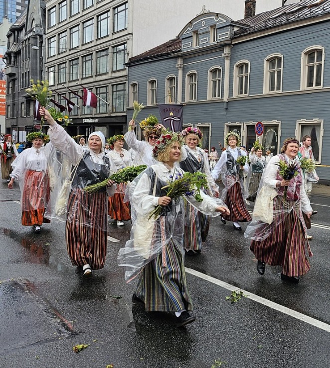 Foto mirkļi no dziesmu un deju svētku dalībnieku gājiena Rīgā - «Novadu dižošanās» 339141