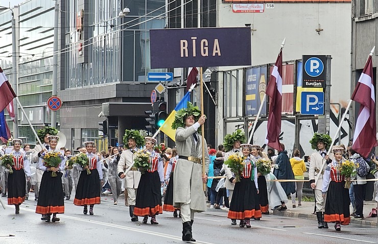 Foto mirkļi no dziesmu un deju svētku dalībnieku gājiena Rīgā - «Novadu dižošanās» 339142