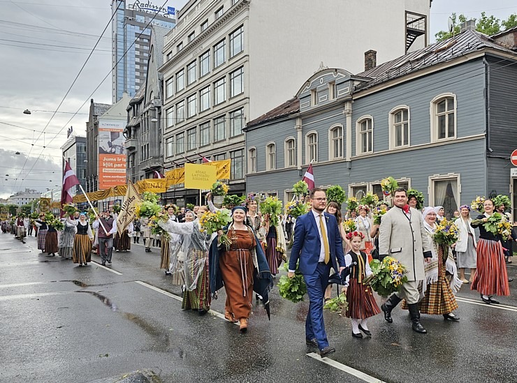 Foto mirkļi no dziesmu un deju svētku dalībnieku gājiena Rīgā - «Novadu dižošanās» 339144