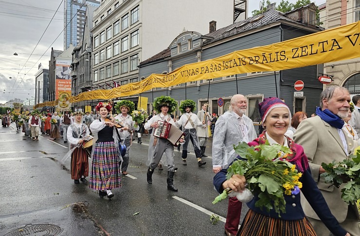 Foto mirkļi no dziesmu un deju svētku dalībnieku gājiena Rīgā - «Novadu dižošanās» 339145