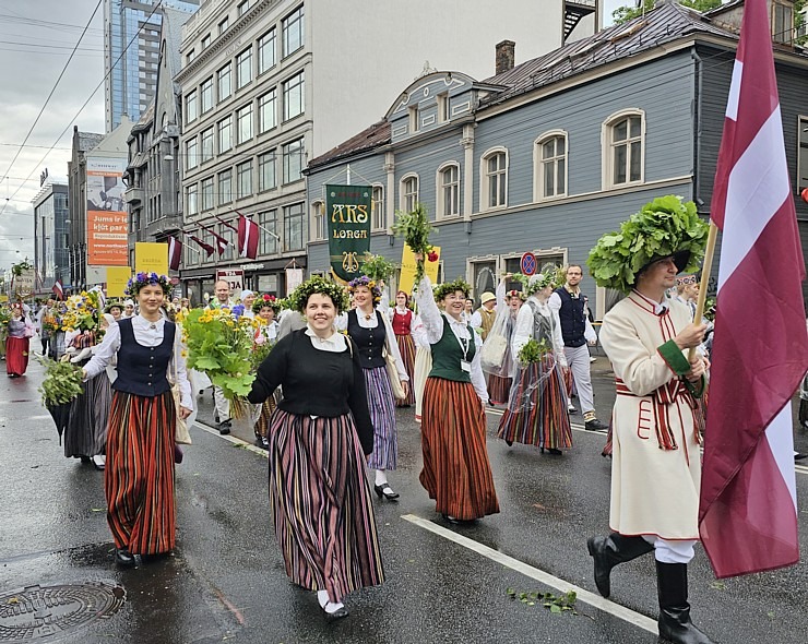 Foto mirkļi no dziesmu un deju svētku dalībnieku gājiena Rīgā - «Novadu dižošanās» 339146