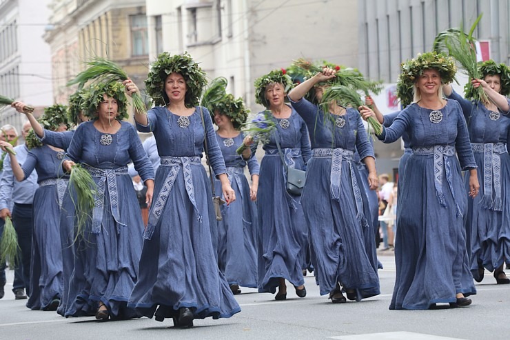 Foto mirkļi no dziesmu un deju svētku dalībnieku gājiena Rīgā - «Novadu dižošanās» 339084